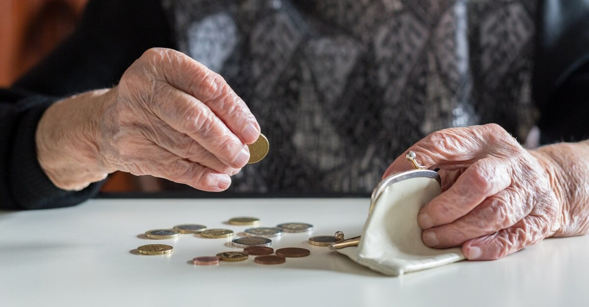 Adultos mayores comienzan a recibir el pago de pensión con aumento del 15%