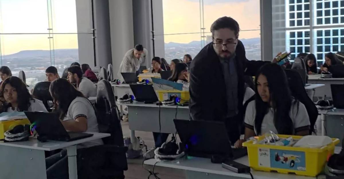 AWS abre en Querétaro su primera “prepa tecnológica” en Latinoamérica
					