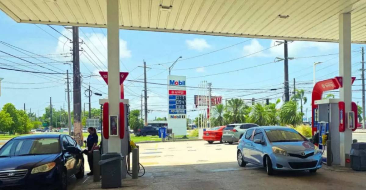 Cargar litros de a litro en una gasolinera es ‘un acto de fe’