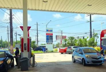 Cargar litros de a litro en una gasolinera es ‘un acto de fe’