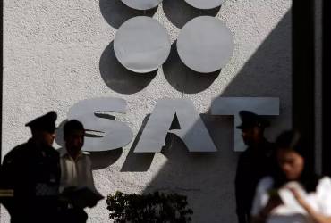 Eficiencia del SAT y recortes al gasto anclan finanzas públicas ante volatilidad