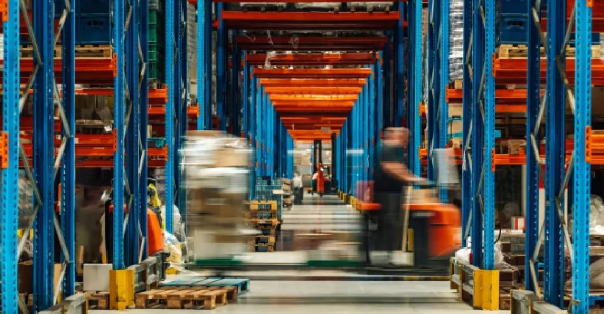 El SAT va por comerciantes, manufactureras, mineras y servicios financieros
					