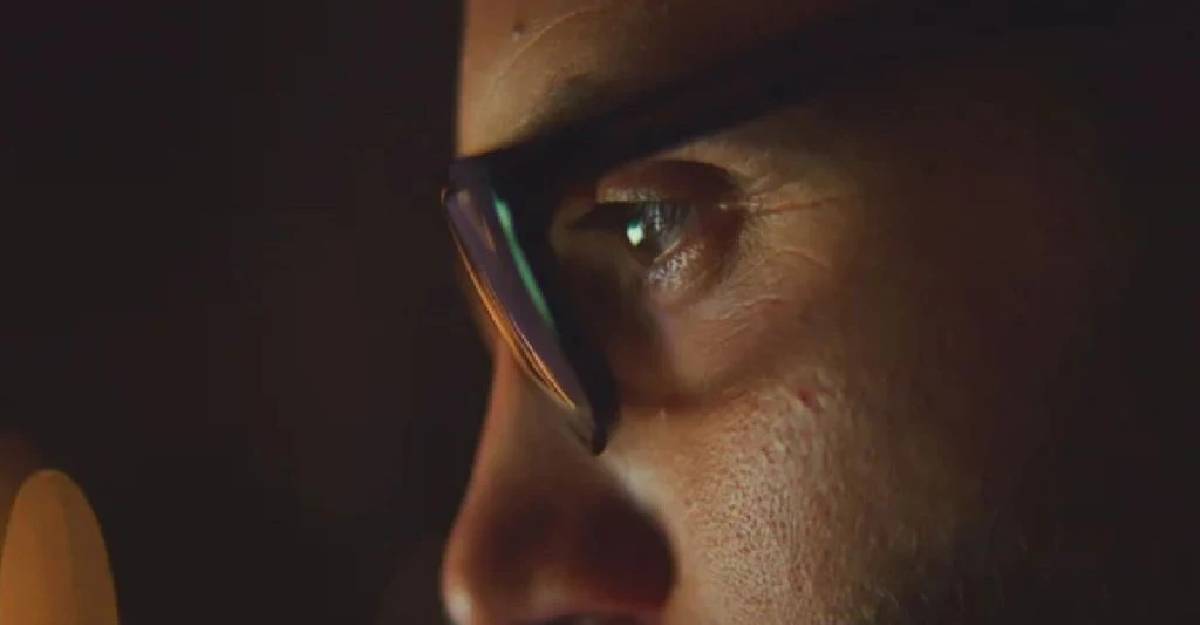 Nueva tecnología que preocupa a los expertos: gafas que permiten navegar por internet usando solo la mente
					