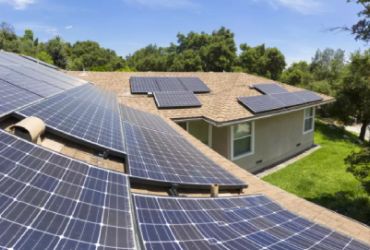 Paneles en techos pierden ritmo en 2025, pero la industria anticipa rebote