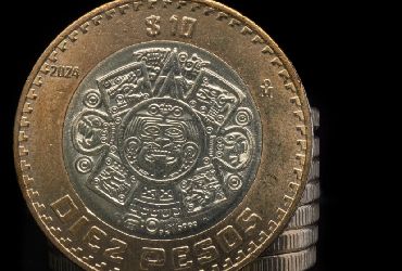 Peso mexicano extiende su avance a la zona debajo de 18 unidades por dólar