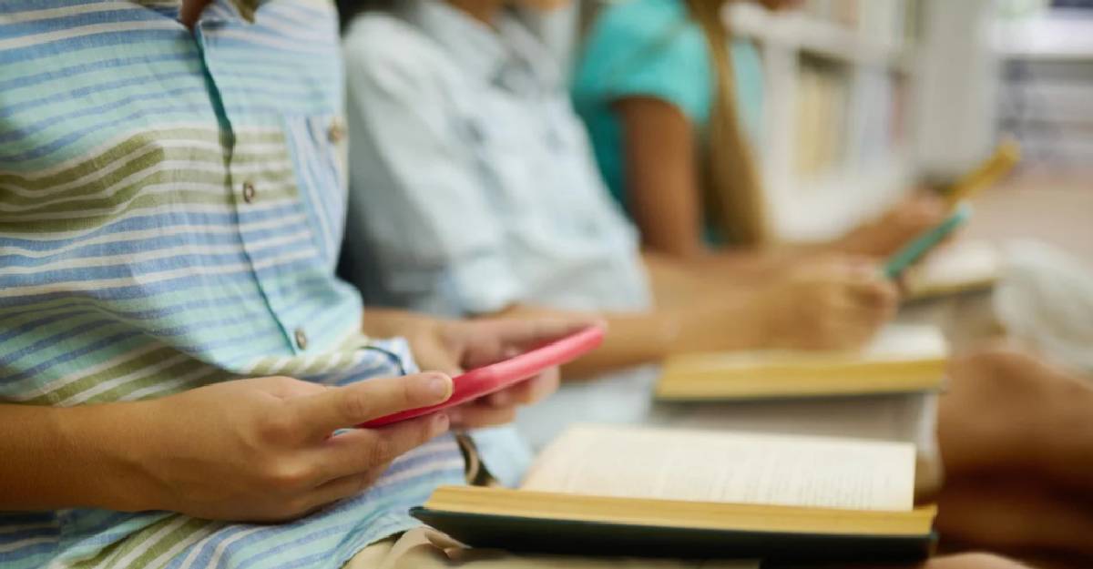 Proponen reglas diferenciadas para el uso de celulares en las escuelas
					