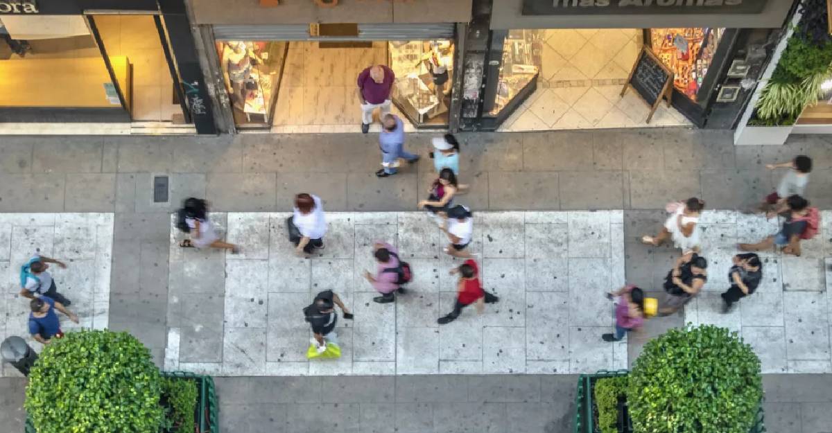Tus pasos ya son datos: más de 7,000 zapaterías, ópticas y más tiendas miden cómo te comportas