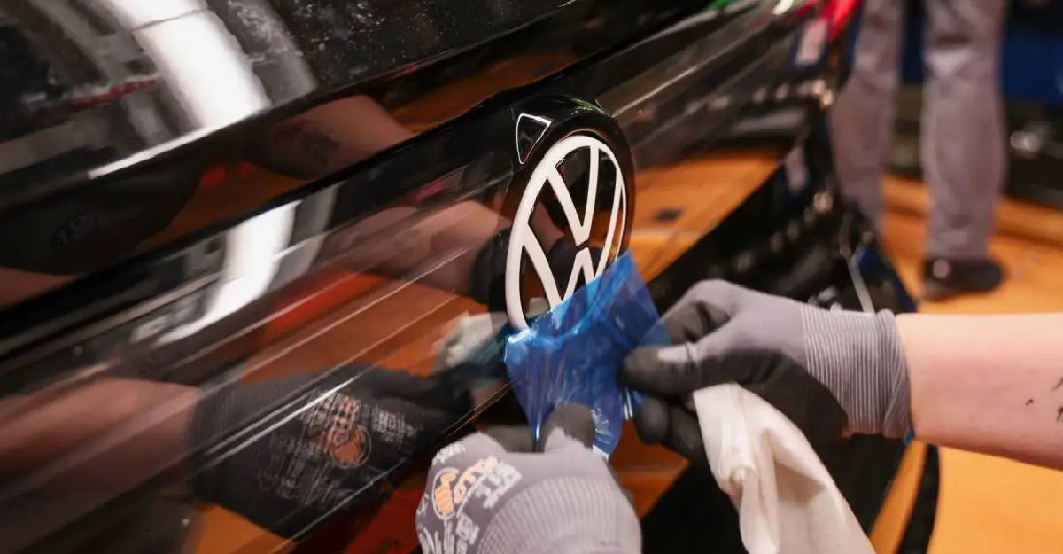 Volkswagen reducirá a la mitad su oferta de vehículos y recortará 75% las configuraciones hacia 2035
					
