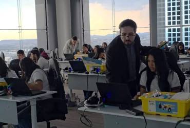 AWS abre en Querétaro su primera “prepa tecnológica” en Latinoamérica