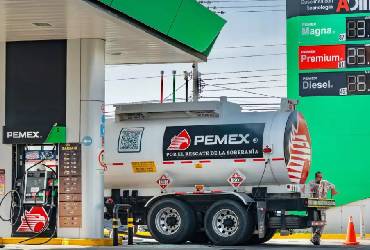 La gasolina no subirá de 24 pesos por seis meses más tras acuerdo del gobierno con gasolineros