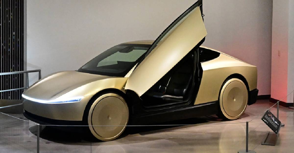 Musk presume que Tesla arrancó la producción de su robotaxi