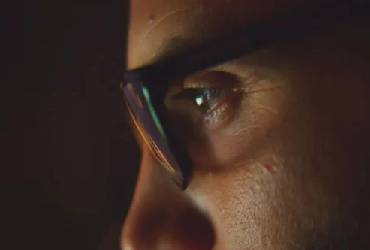 Nueva tecnología que preocupa a los expertos: gafas que permiten navegar por internet usando solo la mente