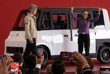 Así es ‘Olinia’, el primer auto eléctrico mexicano que manejó Claudia Sheinbaum