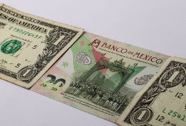 Peso apunta a su quinta semana consecutiva de pérdidas; BMV avanza