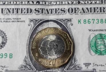 Peso cae a niveles no vistos desde abril por tensión en Medio Oriente