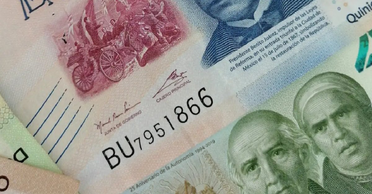 Peso perfila su mayor caída semanal desde marzo; BMV opera estable