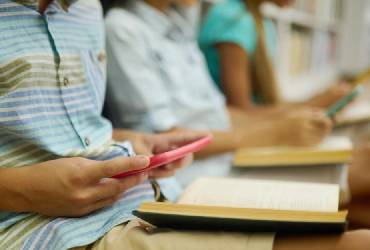 Proponen reglas diferenciadas para el uso de celulares en las escuelas